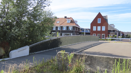 902549 Gezicht over de de Shipovabrug op woningen aan de Veldkersvliet (links) en Shipovalaan in de nieuwbouwbuurt ...